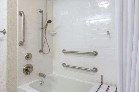 King, Room, 1 King Bed, Accessible, Bathtub | Bathroom | Combined shower/tub, designer toiletries