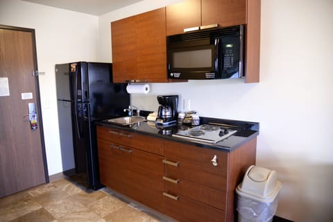 Full-size fridge, microwave, stovetop, coffee/tea maker