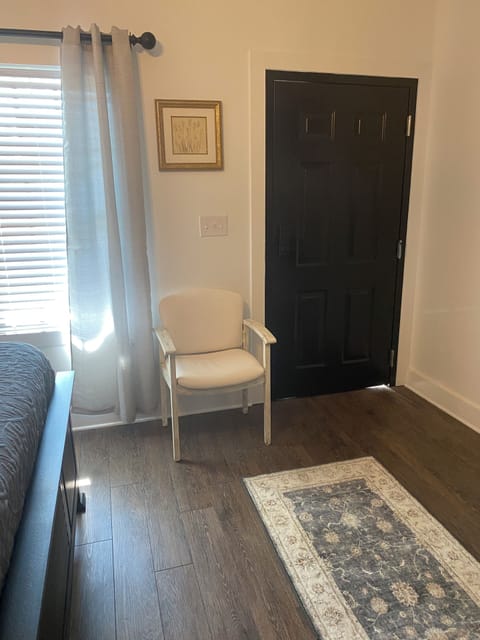 105 Goose Creek Room - Pet Friendly | Premium bedding, individually decorated, individually furnished, desk