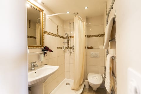 Economy Double Room | Bathroom