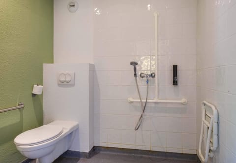 Double Room, Mobility Accessible, Non Smoking | Bathroom | Shower, towels, soap, shampoo