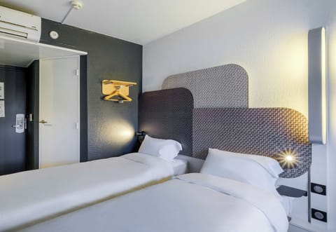 Twin Room, Non Smoking | Desk, free WiFi, bed sheets