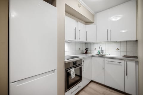 City Apartment | Private kitchen | Full-size fridge, oven, stovetop, dishwasher