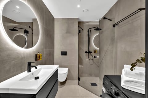 Studio | Bathroom | Shower, rainfall showerhead, hair dryer, heated floors