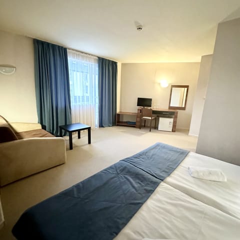 Comfort Double or Twin Room | Desk, blackout drapes, iron/ironing board, free WiFi