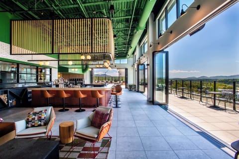2 restaurants; breakfast and dinner served
