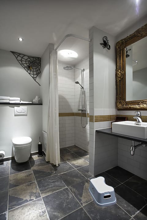 Adventure Room | Bathroom | Combined shower/tub, free toiletries, hair dryer, towels