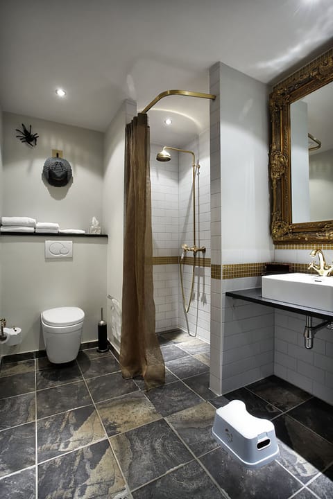 Treasure Room | Bathroom | Combined shower/tub, free toiletries, hair dryer, towels