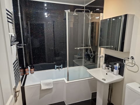 Apartment | Bathroom | Combined shower/tub, deep soaking tub, free toiletries, hair dryer