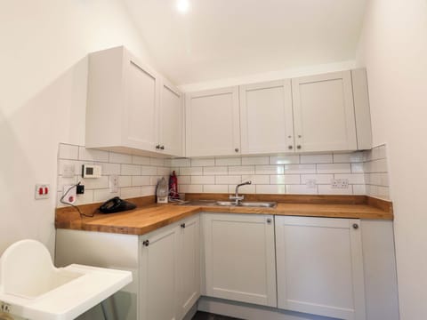 Cottage | Private kitchen | Fridge, dishwasher, electric kettle, toaster