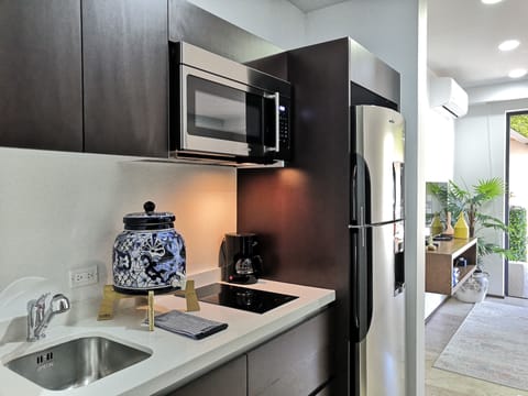 Deluxe Room, Kitchenette | Private kitchen | Fridge, microwave, blender, cookware/dishes/utensils