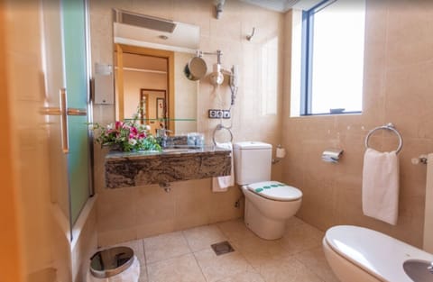 Combined shower/tub, deep soaking tub, free toiletries, hair dryer