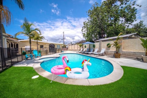 Sparkling pool and hot tub, perfect for relaxation and fun with loved ones.