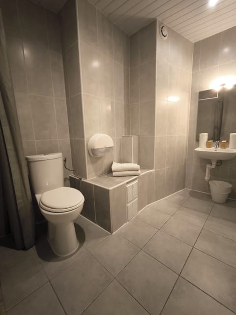 Classic Double Room, Ground Floor | Bathroom | Shower, free toiletries, hair dryer, towels