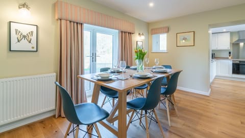 Dining Area to Kitchen, Quarry Lodge, Bolthole Retreats