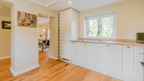 Kitchen to Dining Area, Quarry Lodge, Bolthole Retreats