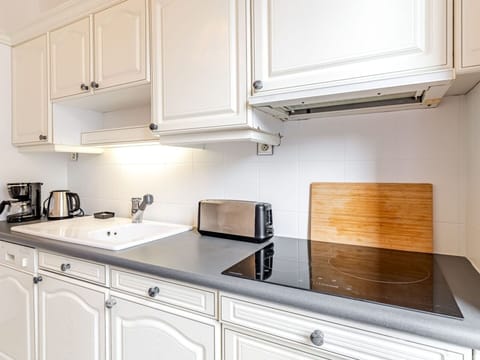 Cabinetry, Building, Kitchen Sink, Property, Countertop, White, Sink, Tap, Kitchen Stove, Wood