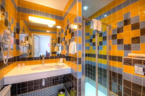 Double Room | Bathroom | Shower, hair dryer, towels