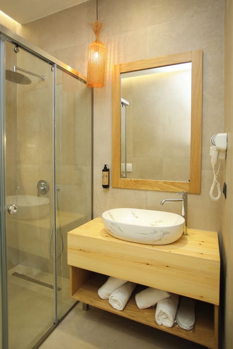 Deluxe Double Room, 1 Bedroom | Bathroom | Shower, rainfall showerhead, hair dryer, bidet