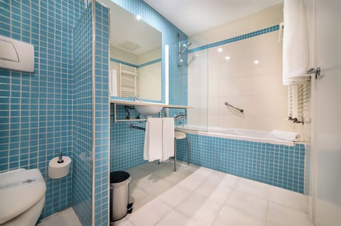 Shower, free toiletries, hair dryer, bidet