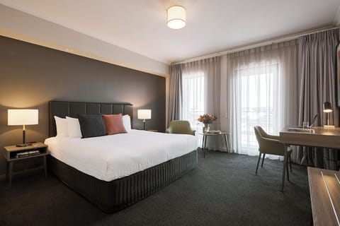 Deluxe Suite, 1 King Bed | Premium bedding, pillowtop beds, minibar, in-room safe