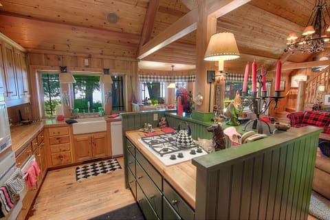 Cabin, 5 Bedrooms | Private kitchen