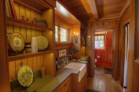 Cabin, 5 Bedrooms | Private kitchen