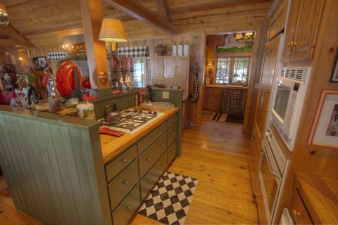 Cabin, 5 Bedrooms | Private kitchen