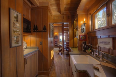 Cabin, 5 Bedrooms | Private kitchen