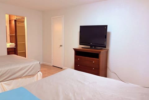 Room, Non Smoking, Kitchenette (3 Full Beds) | Desk, free WiFi, bed sheets