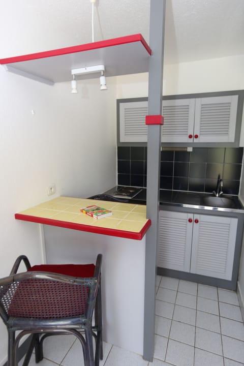 Studio, 2 Twin Beds, Kitchenette | Private kitchen | Fridge, microwave, highchair