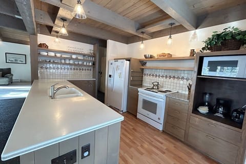 House, 3 Bedrooms | Private kitchen | Fridge, coffee/tea maker, toaster