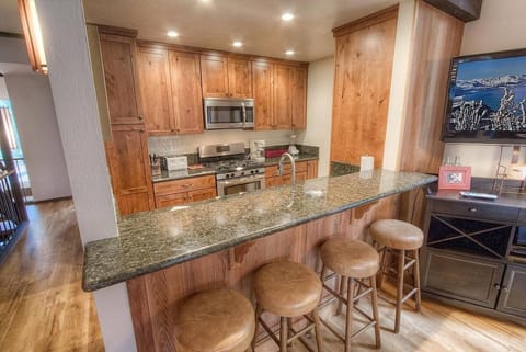 Condo, 4 Bedrooms | Private kitchen