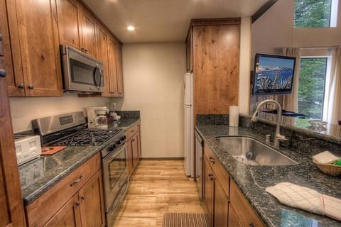 Condo, 4 Bedrooms | Private kitchen