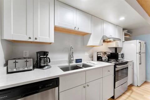 Condo, 3 Bedrooms | Private kitchen