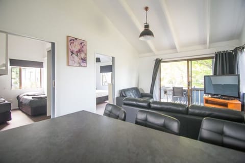 Motel - 2 Bedroom | Living area