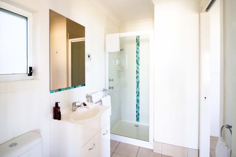 Waterfront One Bedroom Cabin	 | Bathroom | Free toiletries, hair dryer, towels, soap