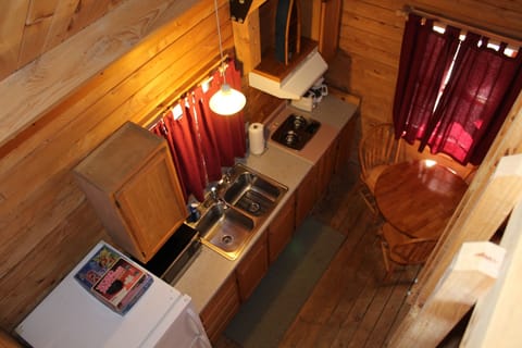 Deluxe Cabin, 1 Bedroom | Private kitchen