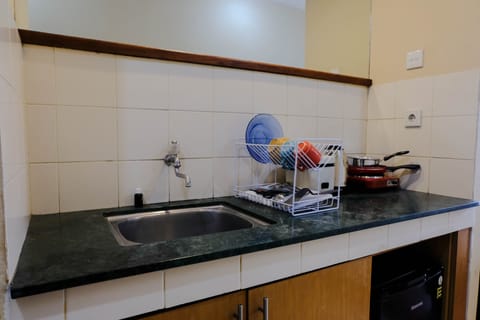 Deluxe Studio | Private kitchen | Full-size fridge, stovetop