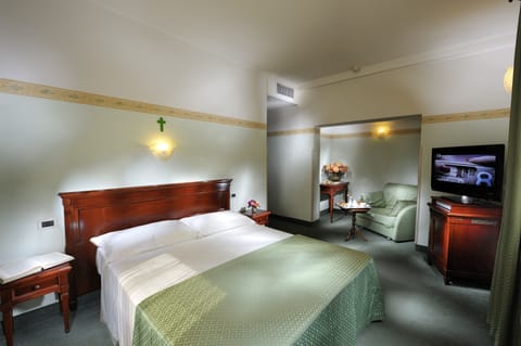 Minibar, in-room safe, desk, blackout drapes