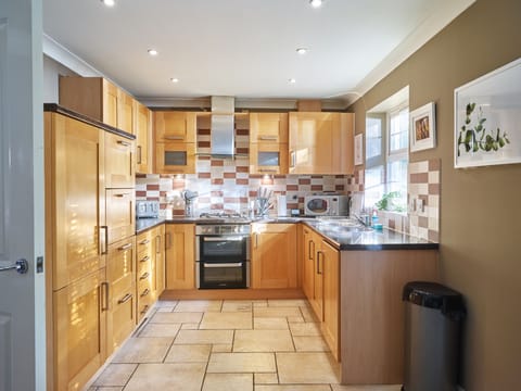 Classic House, 3 Bedrooms | Private kitchen | Full-size fridge, microwave, oven, dishwasher