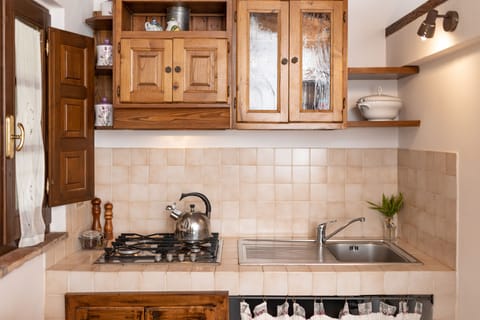Traditional Studio | Private kitchen | Fridge, stovetop, cookware/dishes/utensils