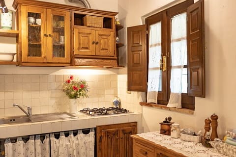 Traditional Studio | Private kitchen | Fridge, stovetop, cookware/dishes/utensils
