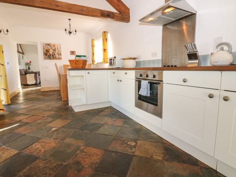 Cottage | Private kitchen | Dishwasher, cookware/dishes/utensils