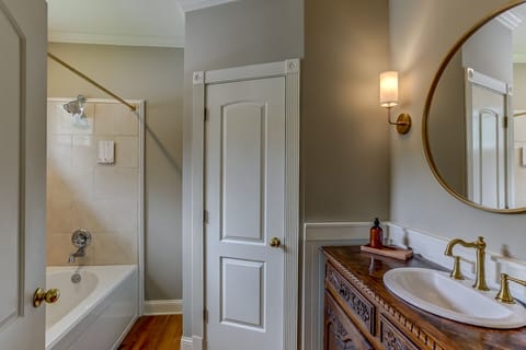 Bonne Terre Inn Loblolly Room (Non Smoking) | Bathroom | Combined shower/tub, towels