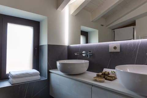 Luxury Room | Bathroom | Shower, rainfall showerhead, free toiletries, hair dryer