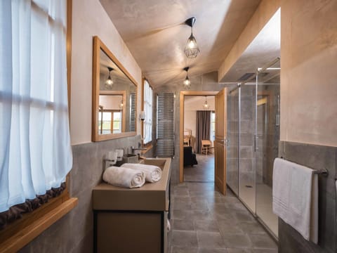 Design Suite, Annex Building | Bathroom | Shower, free toiletries, hair dryer, bidet