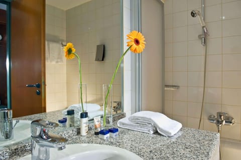 Combined shower/tub, free toiletries, hair dryer