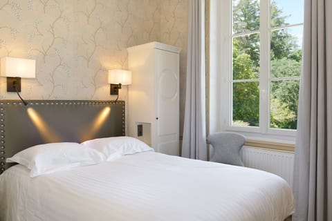 Desk, soundproofing, free cribs/infant beds, free WiFi