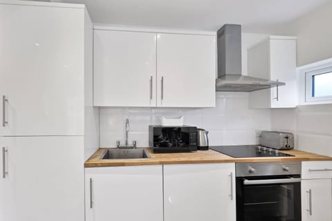 Basic Apartment, 1 Bedroom | Private kitchenette | Fridge, microwave, toaster, freezer